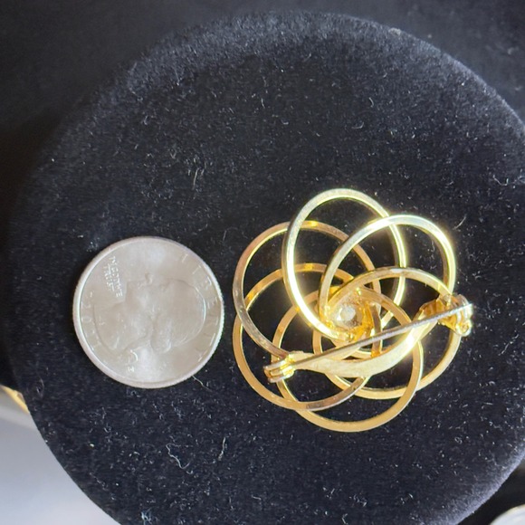 Gold Tone Flower Brooch Pin with Pearl Accent Elegant Vintage Style Jewelry - Picture 2 of 4